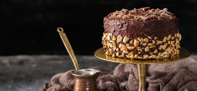 Suklaakakku luumutäytteellä
